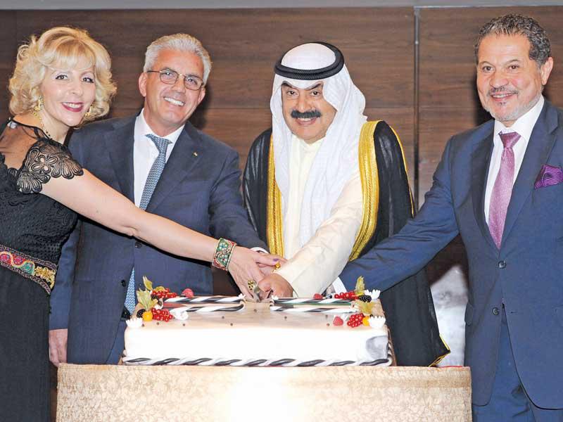 الجارالله والسفير الفلسطيني خلال حفل السفارة الفلسطينية