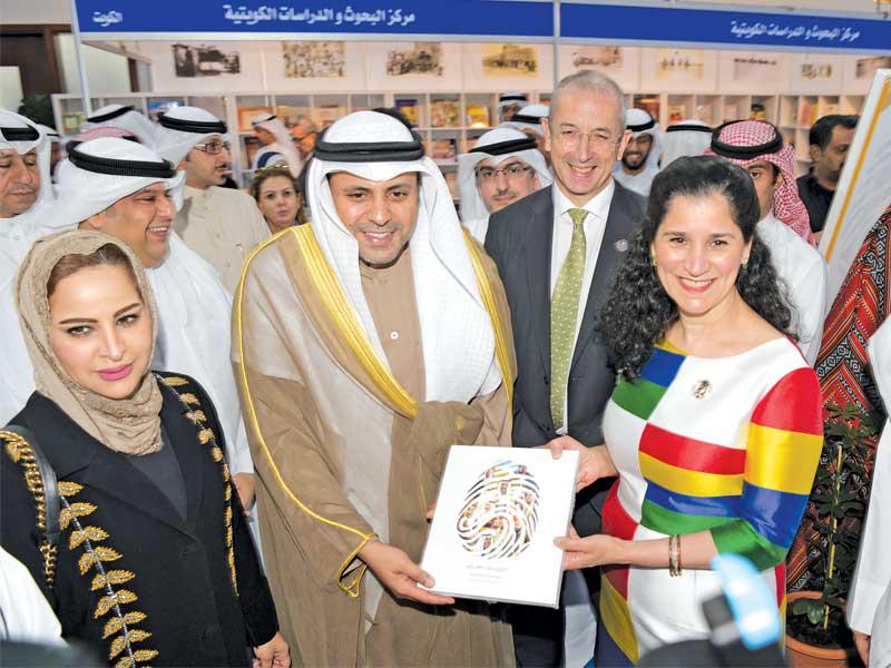 الشيخة انتصار الصباح تقدم نسخة من كتابها للجبري 