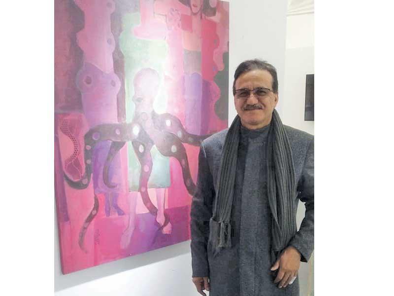 عادل خلف أمام لوحته 