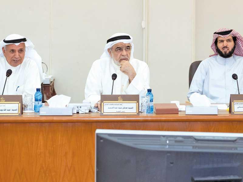 عبدالصمد متوسطاً الرومي والدمخي في اجتماع «الميزانيات» أمس