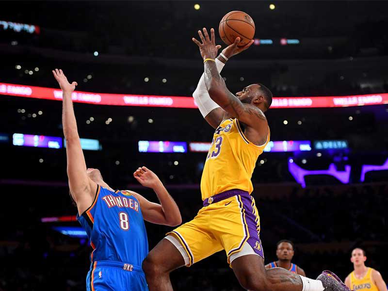 جيمس يسجل في سلة أوكلاهوما