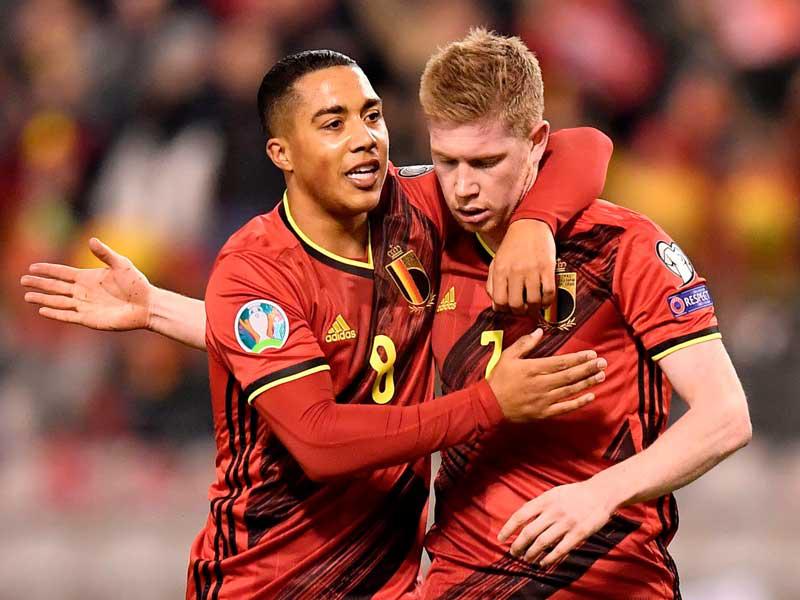 دي بروين يحتفل بهدفه