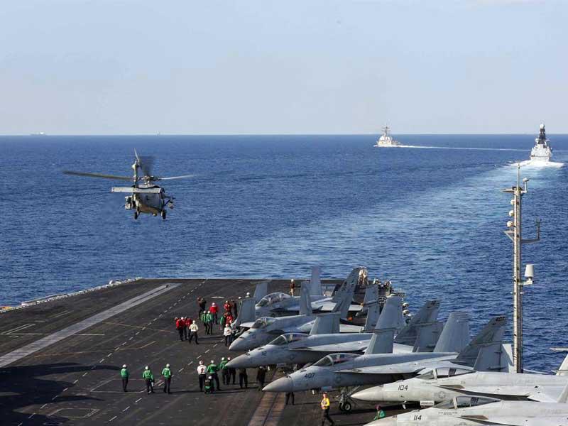 «أبراهام لينكولن» تعبر هرمز أمس الأول (أ ف ب)