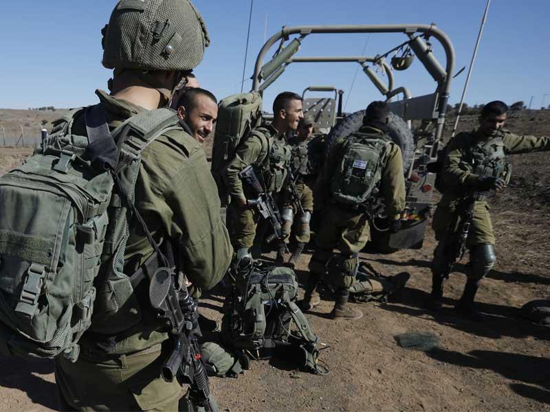 حشد إسرائيلي في الجولان المحتل أمس  (أ ف ب)