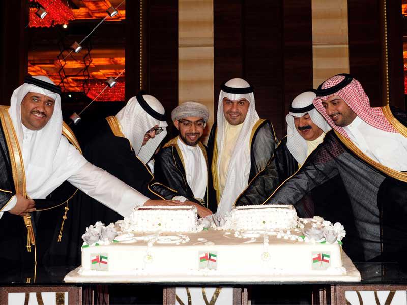 الوزير الصالح وخالد الجارالله وسفراء الخليج يقطعون قالب الحلوى