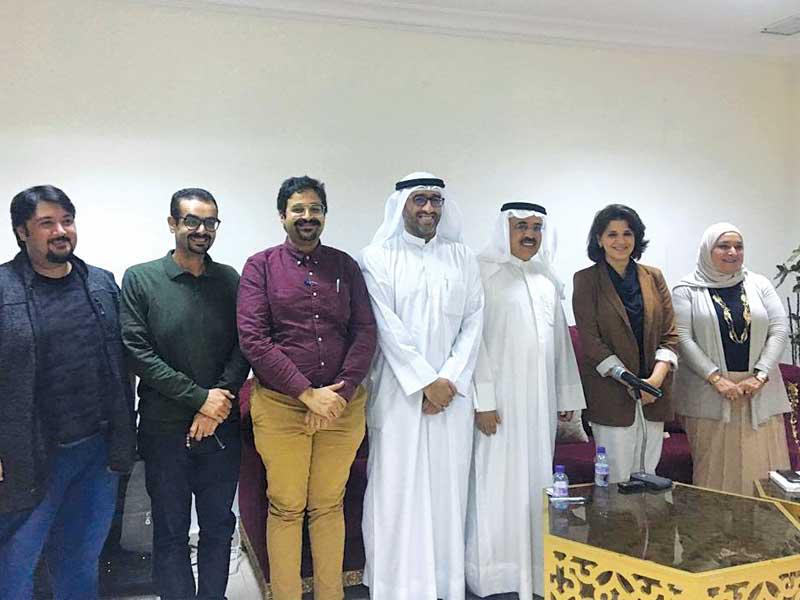 العيسى تتوسط حضور الحلقة النقاشية