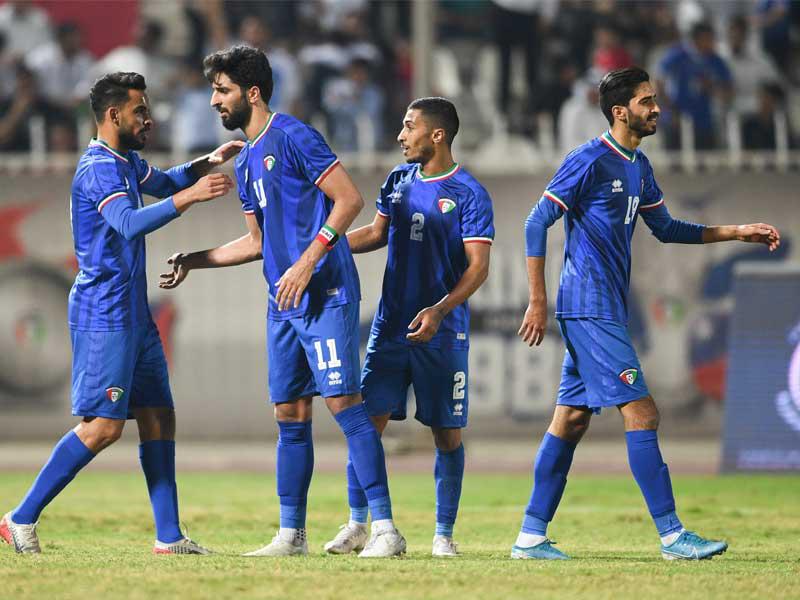 لاعبو المنتخب الكويتي خلال مباراة سابقة