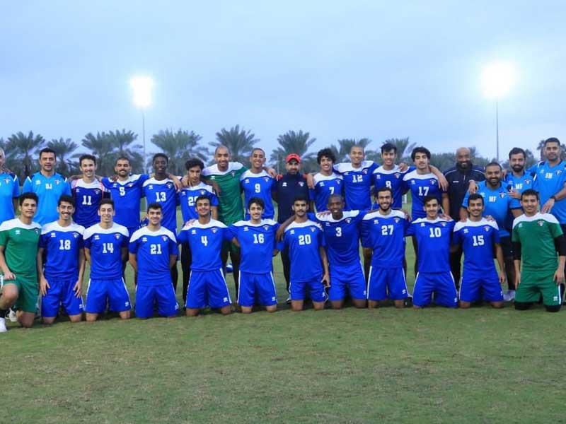 أزرق الشباب في صورة جماعية بعمان