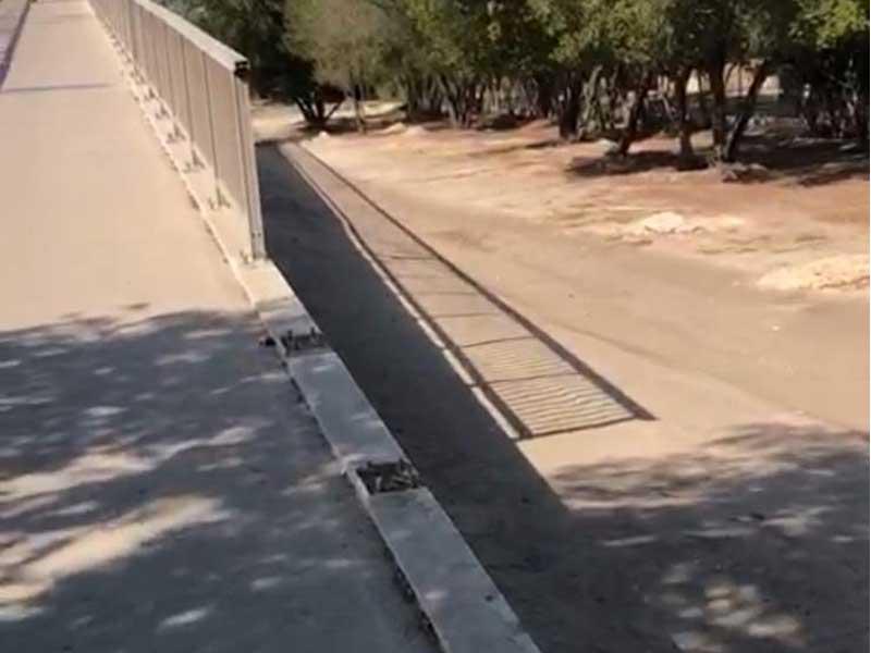 حاجز الجسر وقد تبين سرقة بعض أجزائه