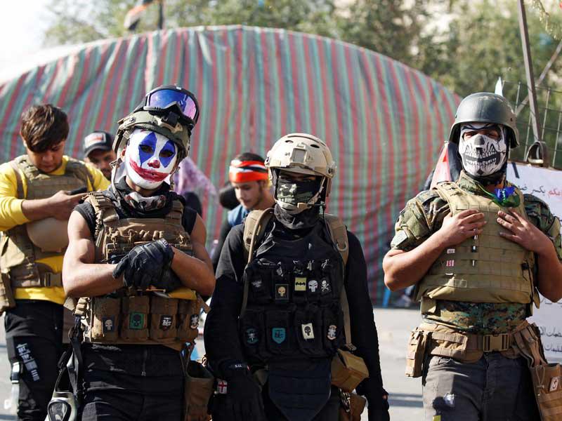 محتجون قرب ساحة التحرير وسط بغداد أمس (رويترز)