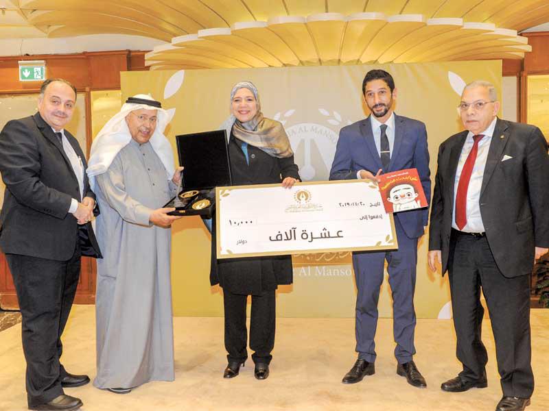 عبدالعزيز المنصور يتوج الفائزة بجائزته 