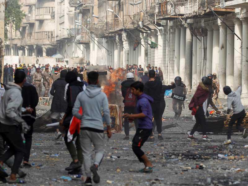 اشتباكات بين متظاهرين وعناصر مكافحة الشغب وسط بغداد أمس (رويترز)