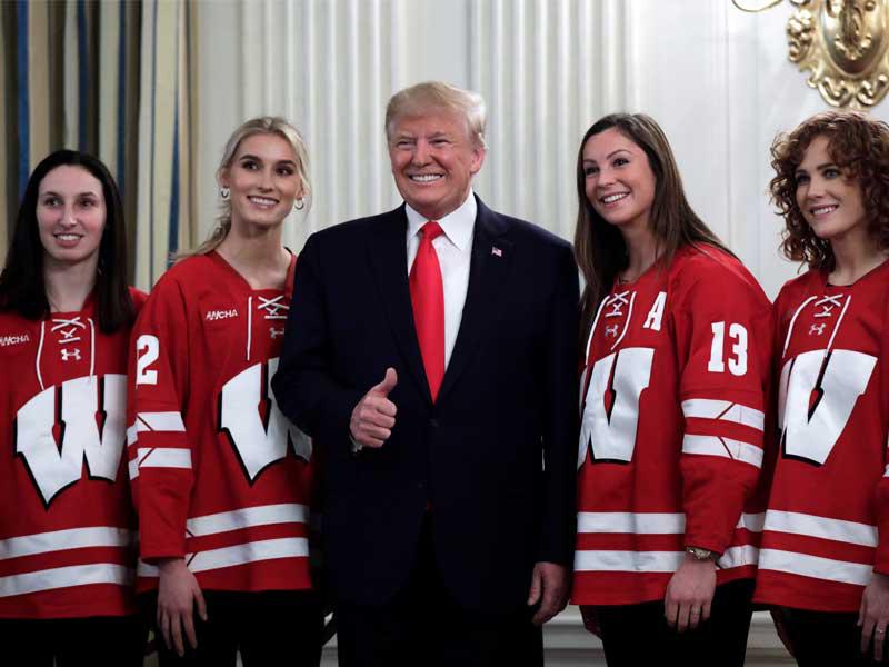 ترامب مستقبلاً عضوات من فريق «هوكي» النسائي بالبيت الأبيض أمس الأول (اي بي ايه)