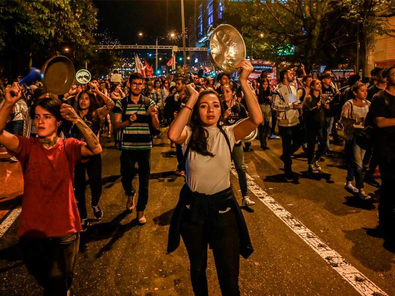 كولومبيون يتظاهرون ضد الرئيس دوكي مستخدمين الطناجر في مدينة ميديين أمس الأول (ا ف ب)