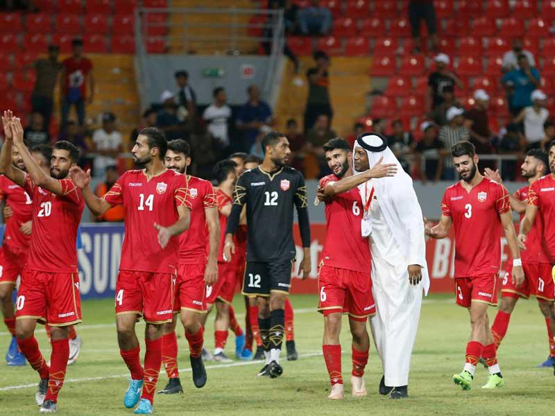 لاعبو المنتخب البحريني خلال مباراة سابقة