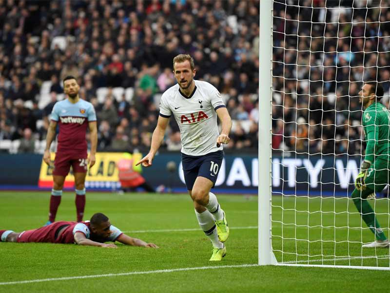 كين يحتفل بهدفه الثالث في مرمى ويستهام