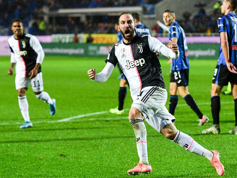 هيغواين يحتفل بالهدف الثاني في مرمى أتلانتا