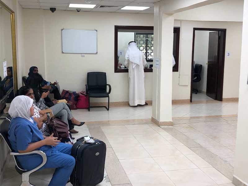 جانب من عملية إنجاز معاملات المراجعين وتبدو بعض العاملات المنزليات - صورة أرشيفية