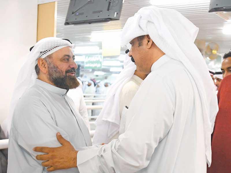 الطبطبائي يتلقى التعازي بوفاة والدته