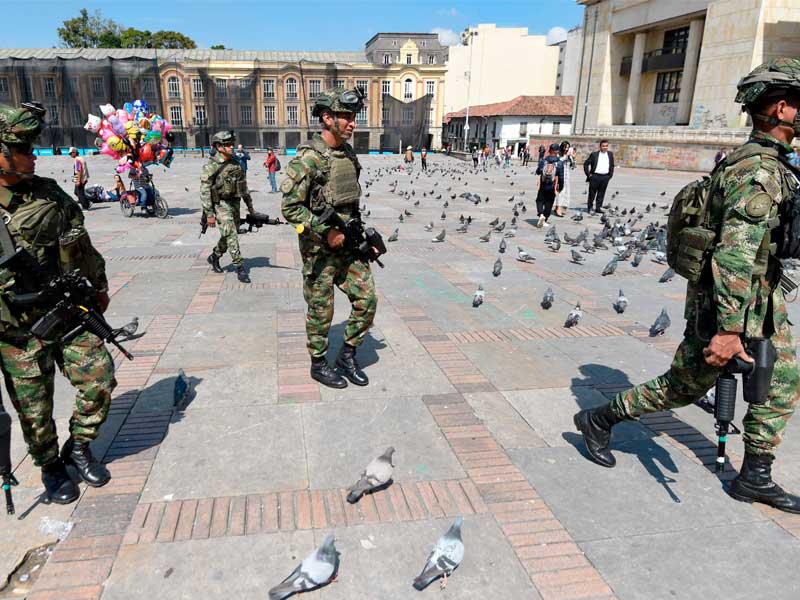 يقوم الجنود بدوريات في ميدان بوليفار بوسط مدينة بوغوتا