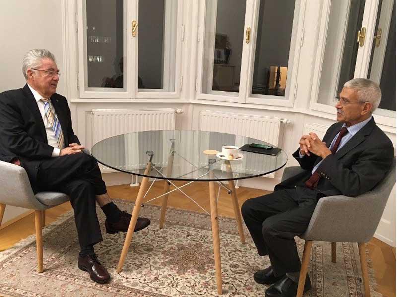 رئيس النمسا السابق هاينز فيشر مع مدير مؤسسة الكويت للتقدم العلمي الدكتور عدنان شهاب الدين