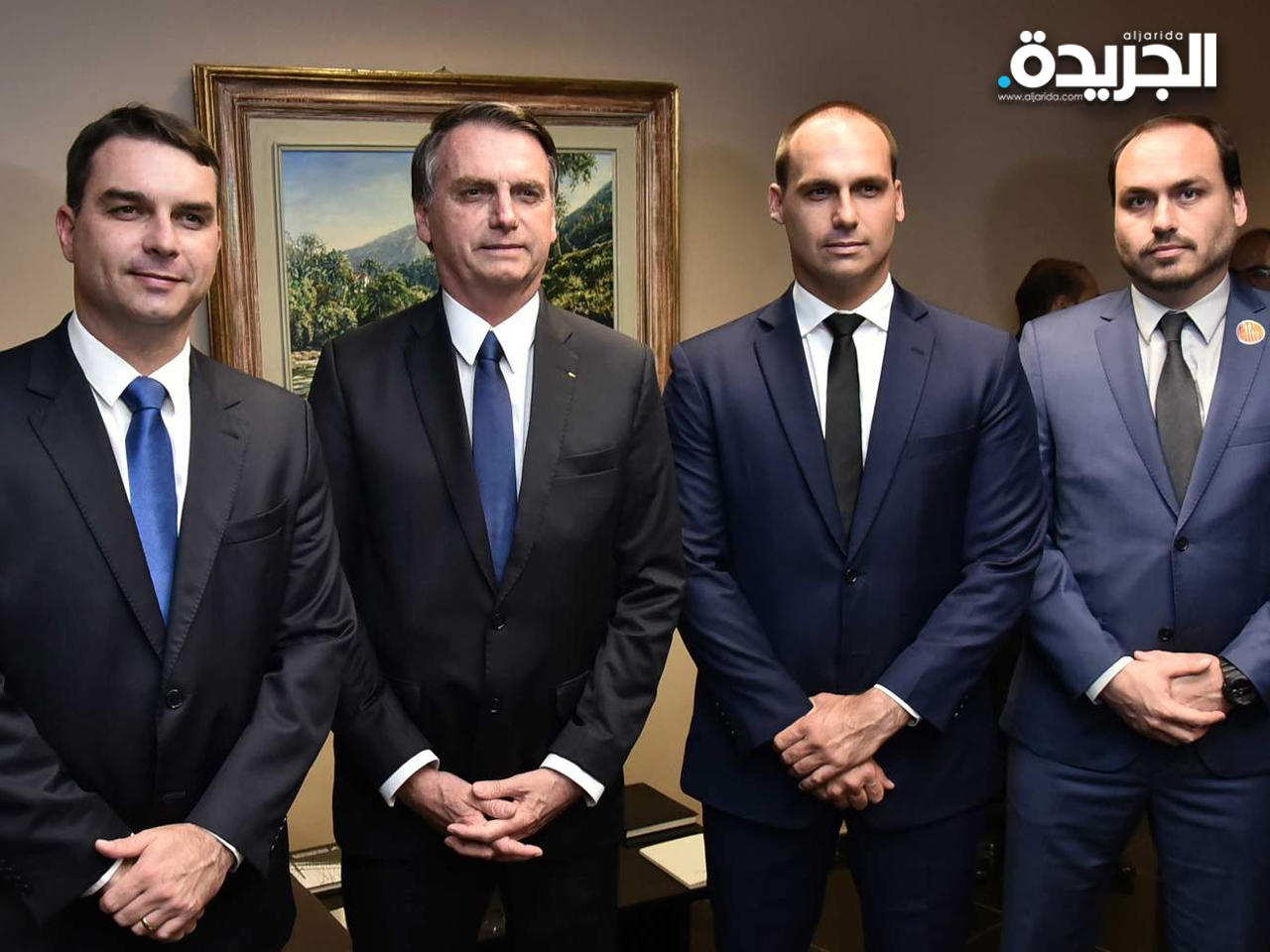 الرئيس جاير بولسونارو متوسطاً أبنائه