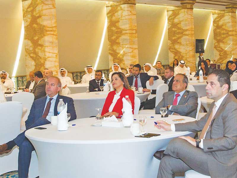 الإدارة التنفيذية لـ «الخليج» أثناء المؤتمر