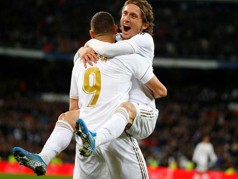 مودريتش يحتفل بهدفه مع بنزيمة