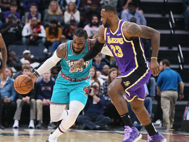 جيمس خلال مواجهة ليكرز وممفيس