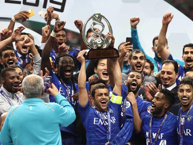 لاعبو الهلال على منصة التتويج بكأس الزعامة (أ ف ب)