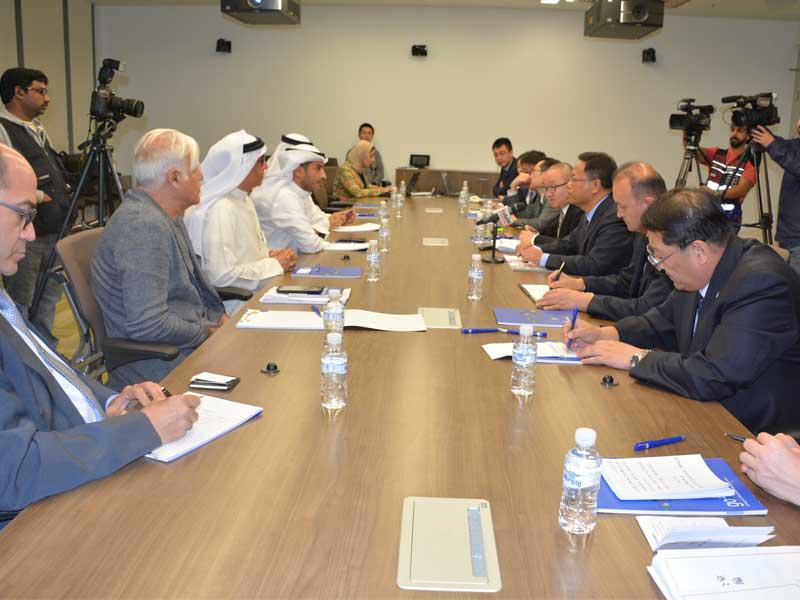 الوفد الصيني ومسؤولو الإدارية خلال الاجتماع