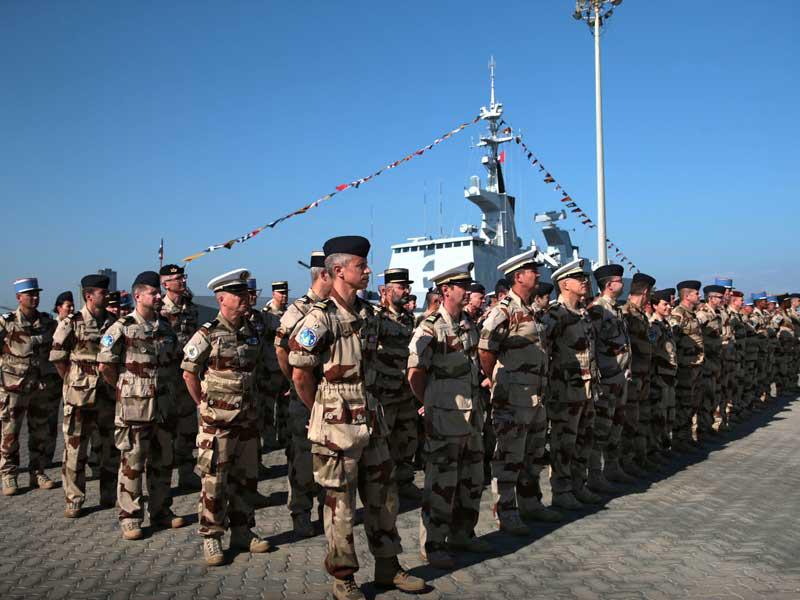 جنود فرنسيون في قاعدة السلام الفرنسية بأبوظبي أمس (رويترز) 