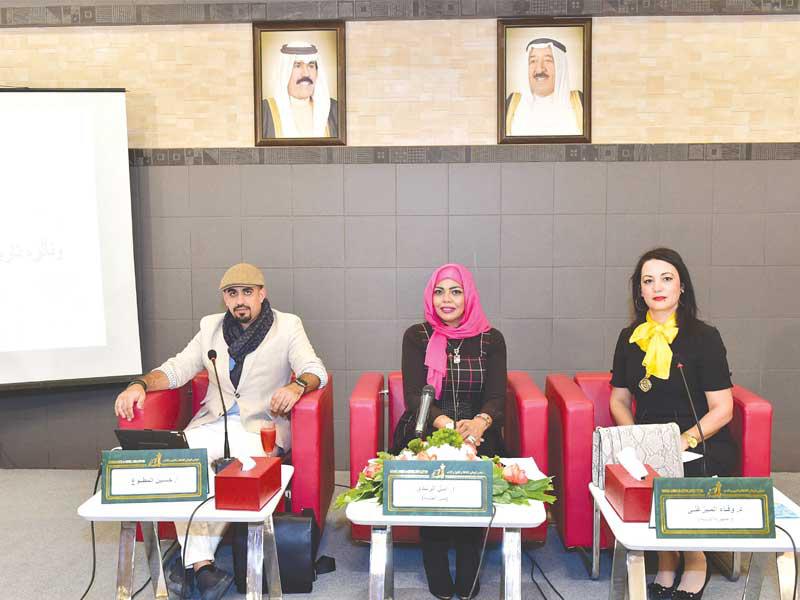 المطوع والميزغني والرندي خلال الندوة 