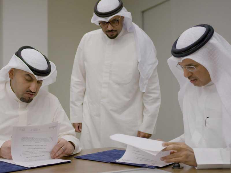 محمد العثمان خلال توقيعه العقد