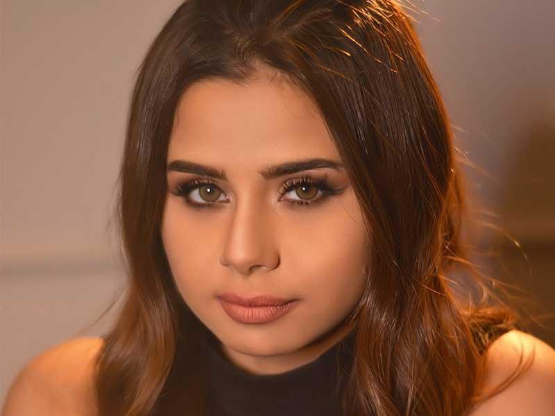 الفنانة الشابة منة عرفة