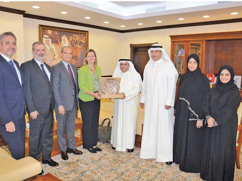 الجلاهمة يقدم درعاً تذكارية إلى وفد المفوضية