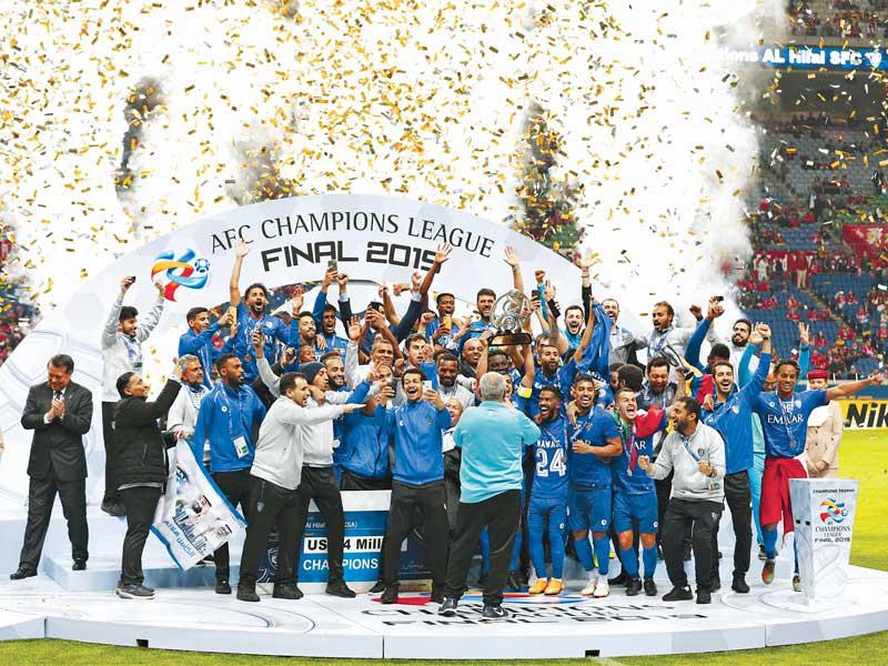 فريق الهلال السعودي حاملا كأس البطولة