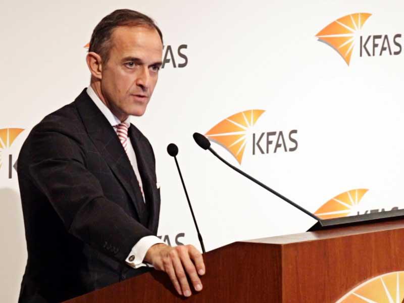 ميون خلال المحاضرة في «التقدم العلمي»