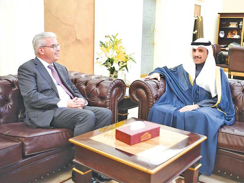 رئيس مجلس الأمة مرزوق الغانم وسفير دولة فلسطين لدى الكويت رامي طهبوب خلال اللقاء