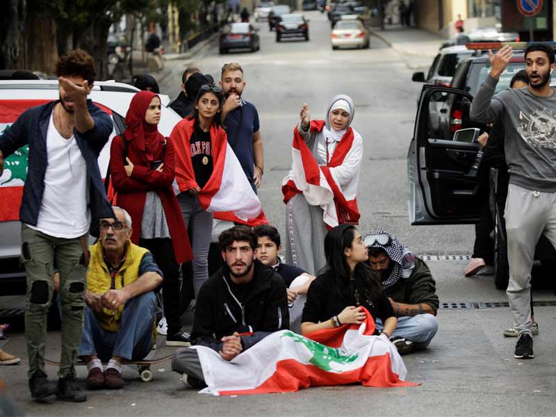 لبنانيون يقطعون أمس احد الطرق في بيروت (رويترز)