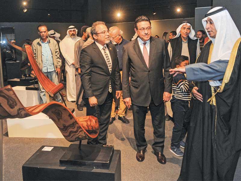  الدويش وطارق القوني خلال افتتاح المعرض