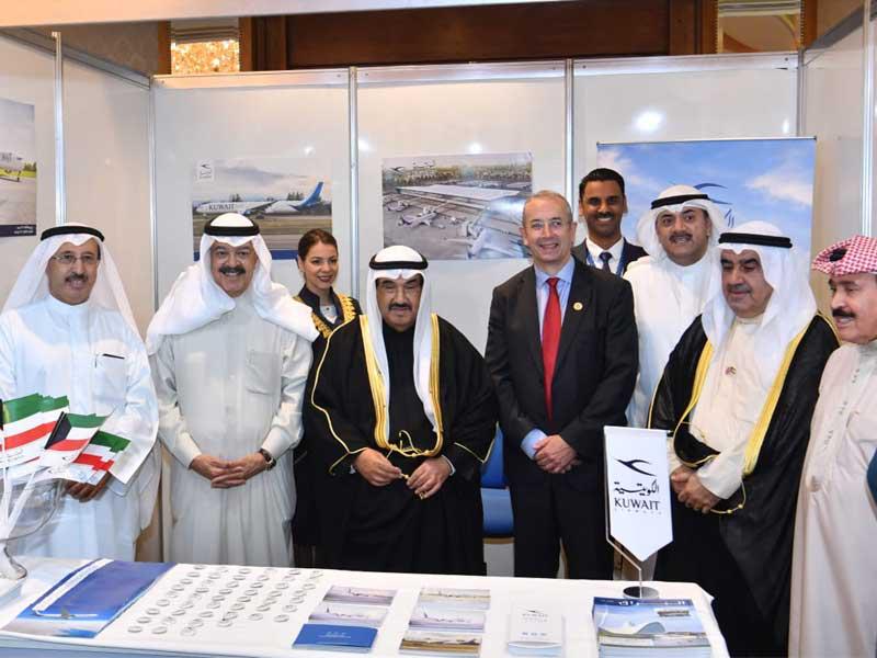 الشيخ ناصر المحمد متوسطاً يوسف الجاسم والسفير مايكل دافنبورت خلال زيارته جناح «الكويتية» ويبدو أحمد بهبهاني