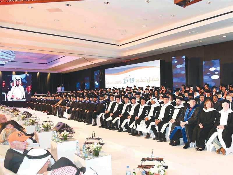 صورة جماعية للخريجين مع أعضاء هيئة التدريس