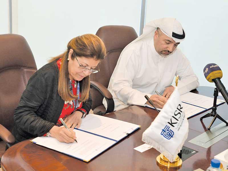 عمر والشهاب أثناء توقيع الاتفاقية أمس