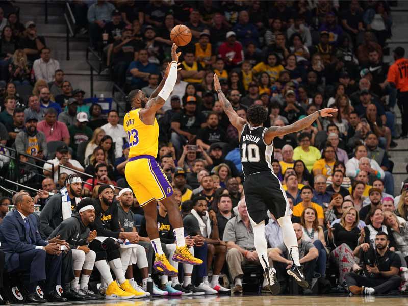 جيمس يسدد في سلة سان أنتونيو