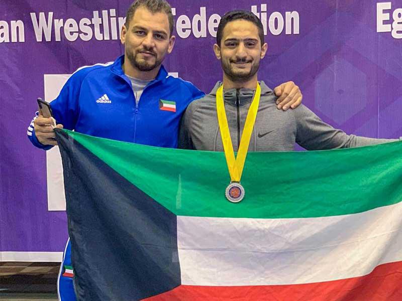 اللاعب محمد العجمي يحمل علم الكويت