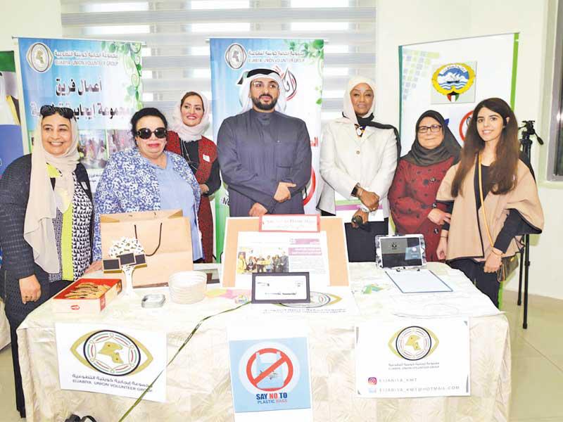 شعيب والهاجري يتوسطان عضوات أحد الفرق التطوعية