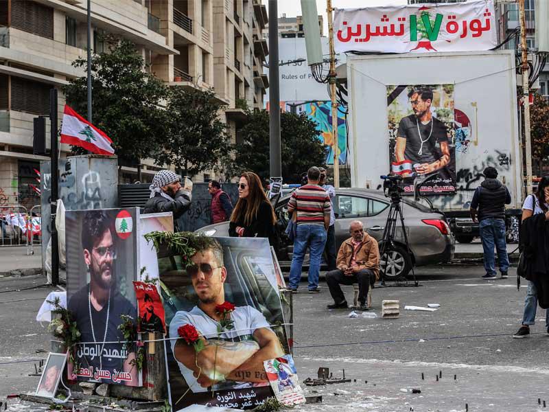 متظاهرون وصحافيون مجتمعون في ساحة الشهداء وسط بيروت أمس الأول (اي بي ايه)