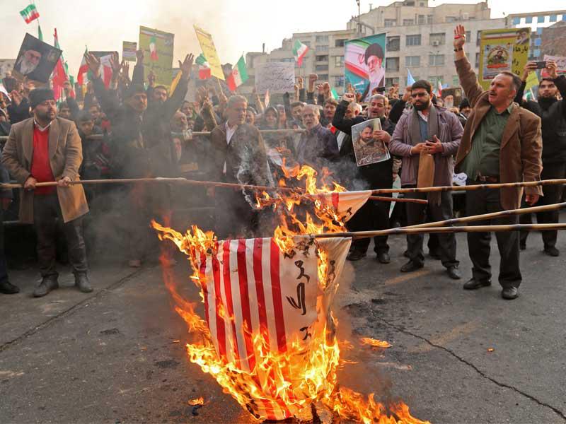 إيرانيون يحرقون علماً أميركياً خلال تظاهرات مؤيدة للنظام بطهران أمس الأول (أ ف ب)