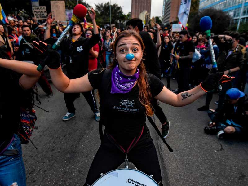 كولومبيات يتظاهرن في اليوم العالمي للقضاء على العنف ضد النساء  في بوغوتا أمس الأول (أ ف ب)